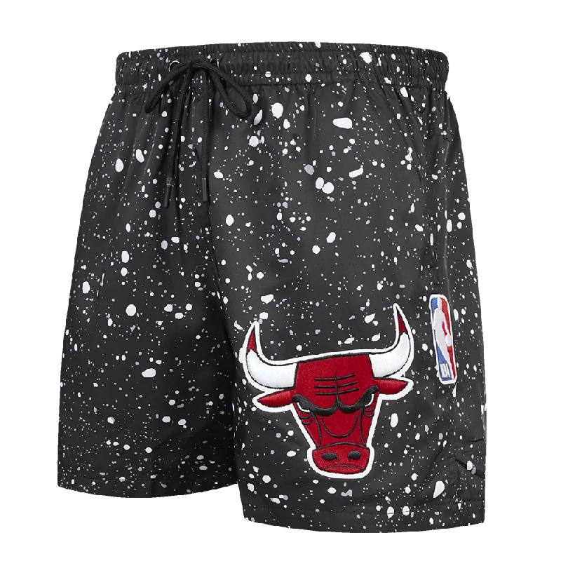 NBA CHICAGO BULLS TACKLE TWILL AOP SPLATTER MEN'S WOVEN SHORT (BLACK)